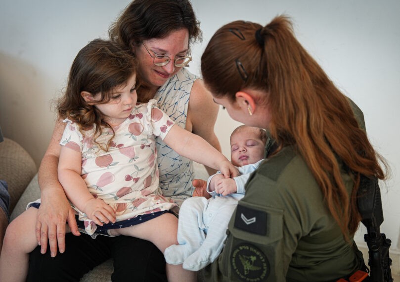 מרגש: הלוחמים נפגשו עם המשפחה אותה חילצו מבניין שנפגע מטיל