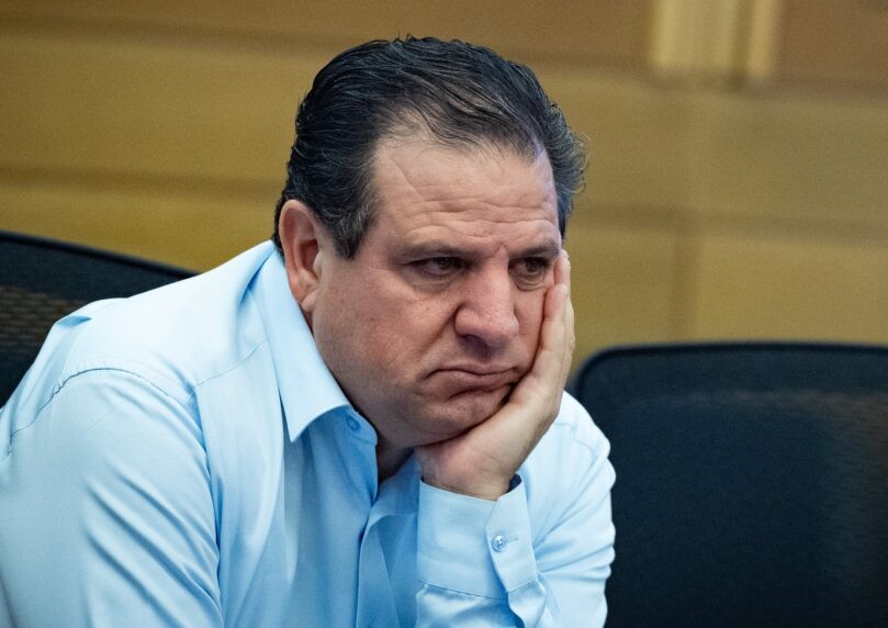 ברוב מוחלט: ועדת הכנסת אישרה את הדחת איימן עודה