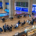 עובדים בנתב"ג שובתים כמחאה; נוסעים ממתינים שעות לטיסותיהם