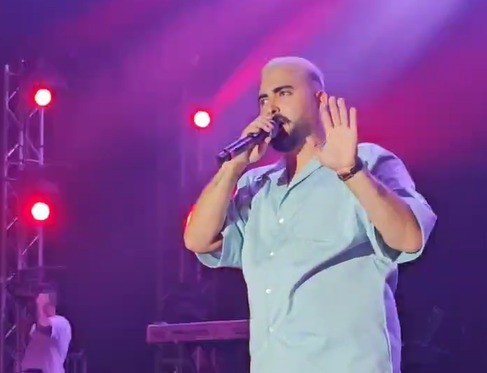 הכל זה מלמעלה: כך הגיב הקהל לאזעקה בהופעה של אושר כהן