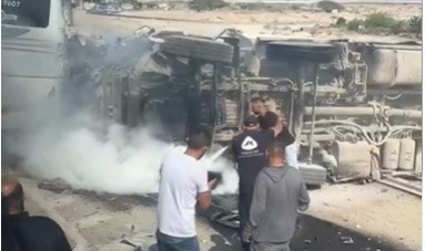 30 פצועים בתאונת דרכים בין אוטובוס למשאית בכביש 1 | תיעוד