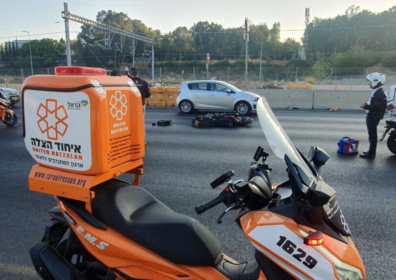 תאונה קשה: רוכב אופנוע כבן 40 פונה לטיפול רפואי דחוף