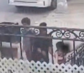 לאור יום: ילד יהודי הותקף באלימות בארצות הברית | צפו