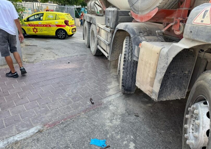 אישה כבת 80 נפצעה באורח אנוש לאחר שנפגעה ממשאית באשדוד