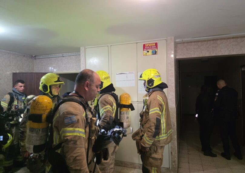 שריפה בדירה בבניין בבאר שבע: לוחמי אש מחלצים לכודים תחת עשן