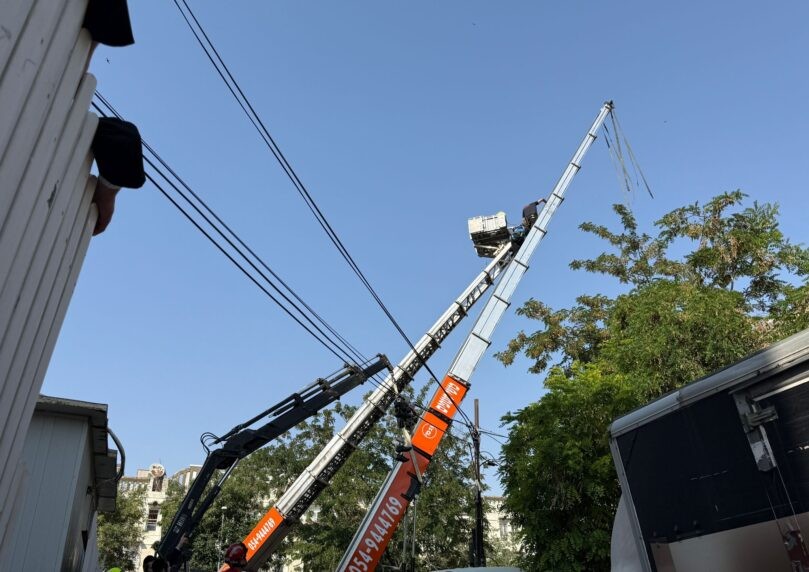 פועל נתקע על מנוף, במהלך פעולות החילוץ, נלכד אחד מלוחמי האש