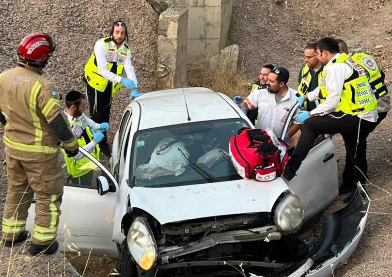 נהגת נפצעה בינוני לאחר שסטתה עם רכבה לתעלה בצידי הכביש