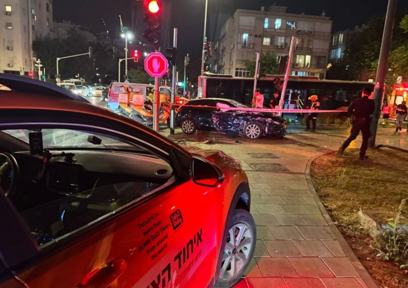 תל אביב: נהג איבד את הכרתו במהלך נהיגה ופונה במצב קשה