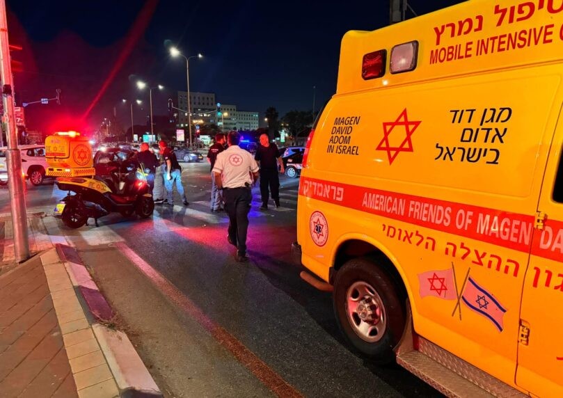 רמת גן: פעולות החייאה על גבר בן 60 לאחר שהתמוטט בחצר בניין