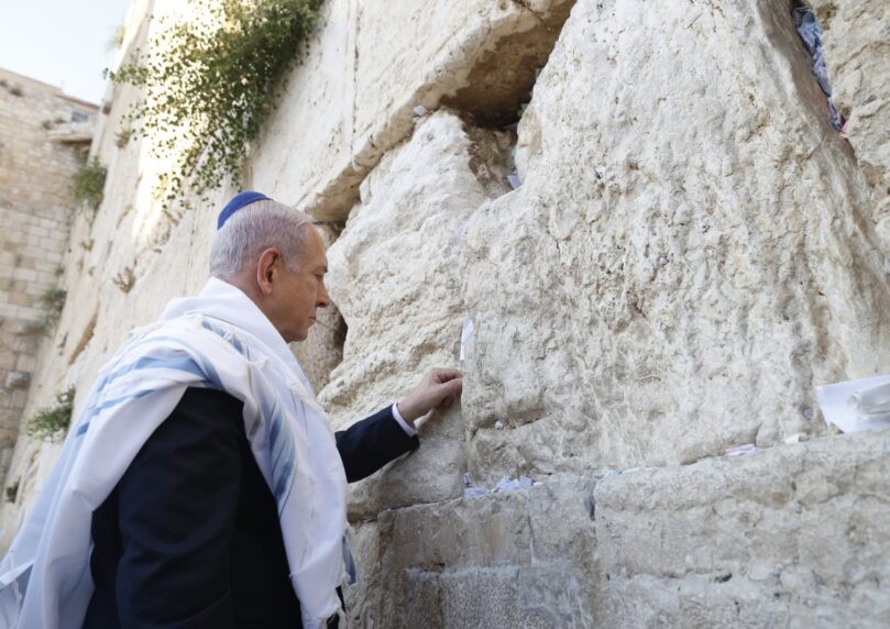 שעות לפני המתקפה: הפתק שהטמין רה"מ נתניהו בכותל המערבי