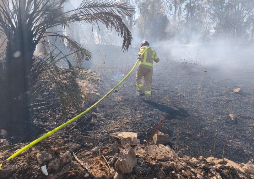לוחמי אש פועלים בשריפה בשטח פתוח ברמת הגולן כתוצאה מיירוטים