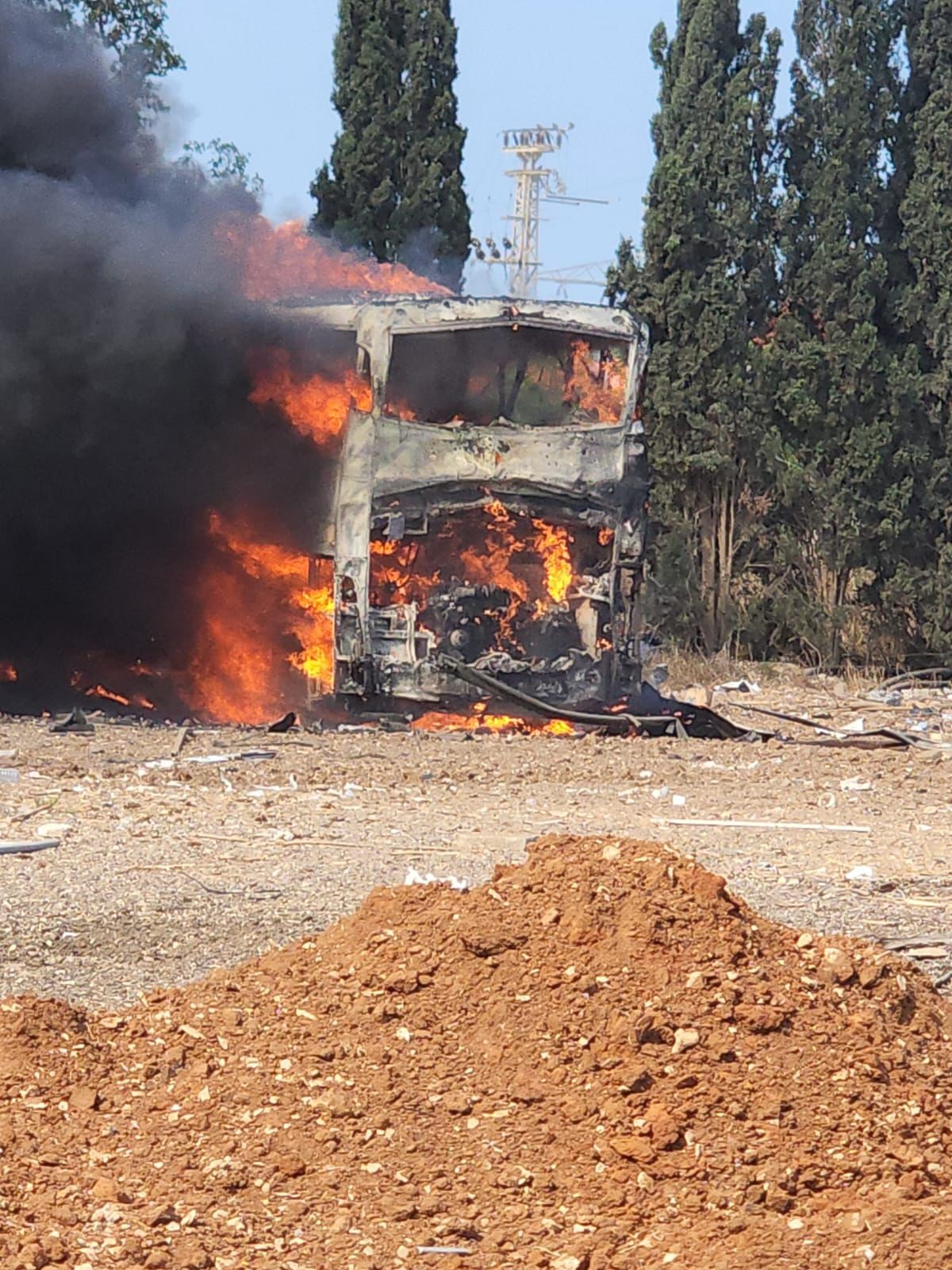 פגיעה ישירה באוטובוס ריק בהרצליה, אין נפגעים