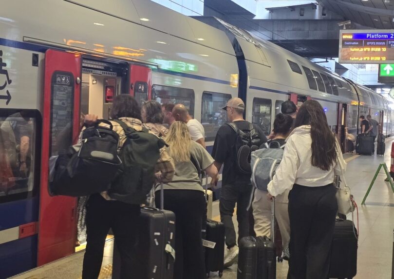 הישראלים שבים הביתה: מטוס ראשון מלרנקה נחת בנתב"ג
