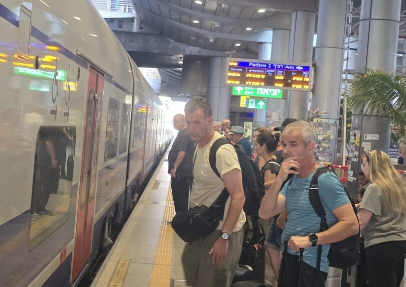 מטוס ראשון מלרנקה נחת בנתב"ג - צפו בתיעודים
