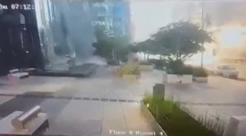פיצוץ אדיר ועשן כבד: תיעוד דרמטי מרגע נפילת הטיל במרכז הארץ