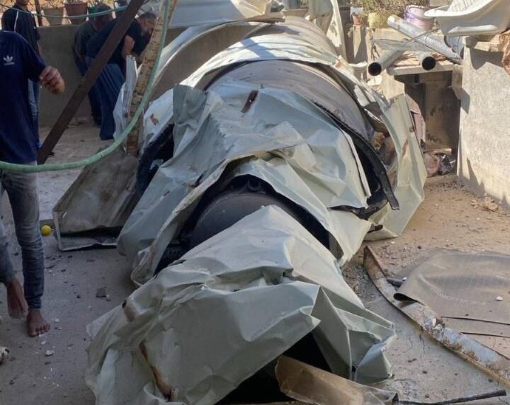 צפו: רסיס ענק נפל בפזורה הבדואית, מנוע של טיל אותר בחצר בית