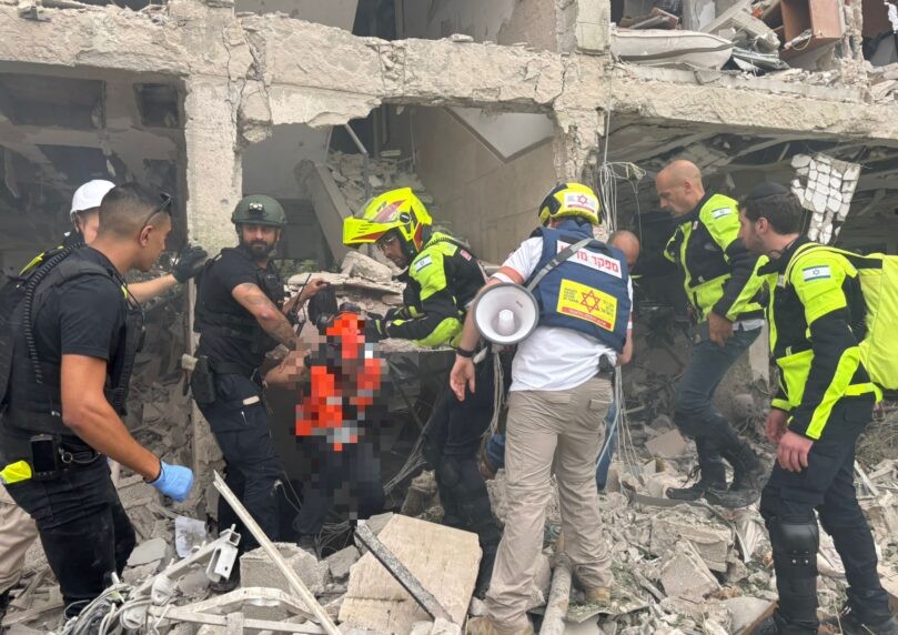 כ-30 טילים שוגרו, פגיעות ישירות בת"א, נס ציונה וחיפה