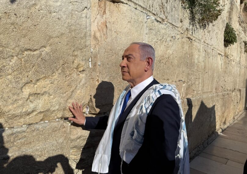 מבקשה להודיה: הפתק המרגש ששם נתניהו בכותל לאחר התקיפה | צפו
