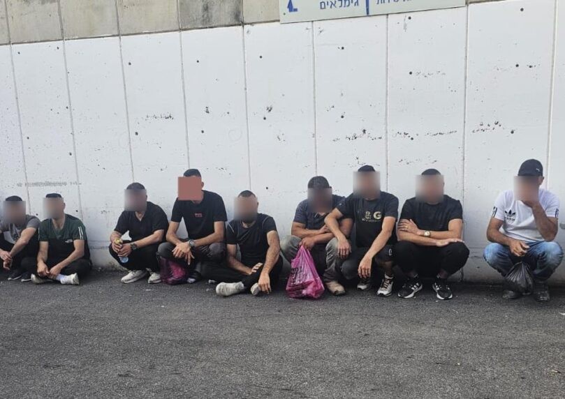 בסמוך לגני ילדים: מיניבוס עם 13 שב"חים נעצר בטבריה