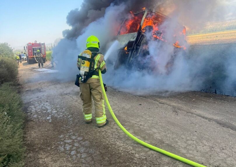 אסון גדול נמנע: 55 בנות נמלטו מאוטובוס בוער | תיעוד דרמטי