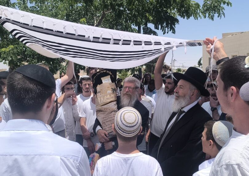 אלפים השתתפו בהכנסת ספר תורה להוקרת הלוחמים שנפצעו במלחמה
