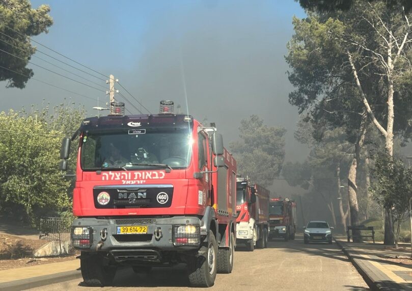השריפה בחוקוק: שלושה בני אדם פונו במצב קל עקב שאיפת עשן