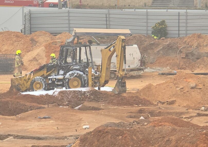 פריצה לאתר בנייה ביהוד: שבעה חשודים נעצרו, טרקטור הוצת