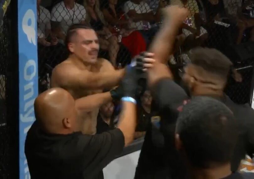 לוחמי UFC פרצו לזירה בתום קרב ותקפו מתמודד | צפו