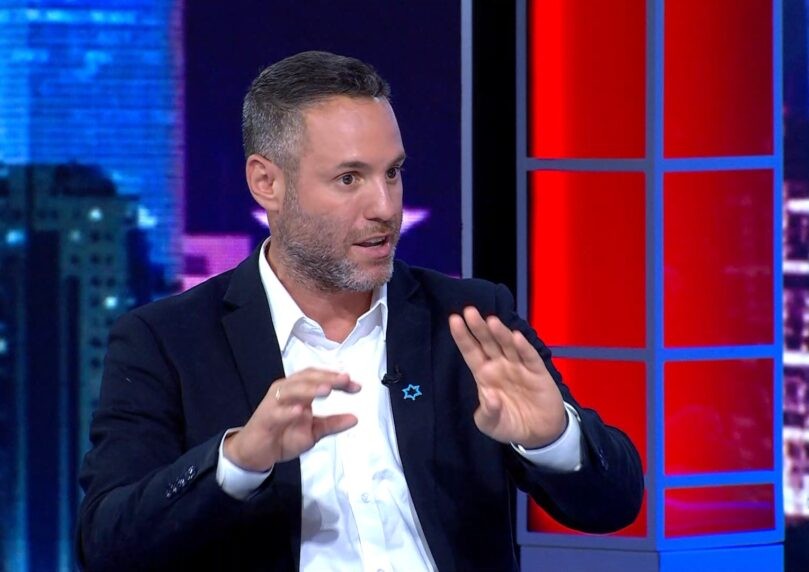 זמרי תוקף את פעיל השמאל הקיצוני: "בנובה חילקו כדורים לראש"