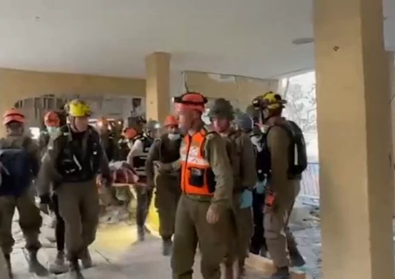 כוחותינו חילצו שורד שואה שנלכד תחת ההריסות ברחובות | צפו