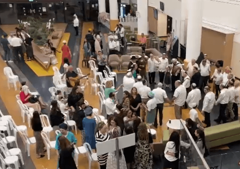 ערב חג השבועות: עשרות הגיעו לשמח במחלקת השיקום בשיבא | צפו