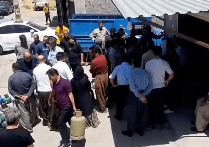 הפאניקה באיראן: צפו בתורי הענק לתחנות דלק וחביות הגז שחולקו