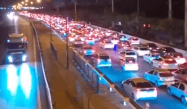 אלפי תושבי טהרן נמלטים מחשש לתקיפות אוויריות נוספות | צפו