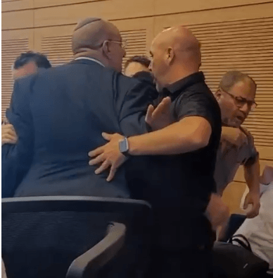 כמעט עימות פיזי בין ואטורי לכסיף בדיון על הדחת עודה | צפו