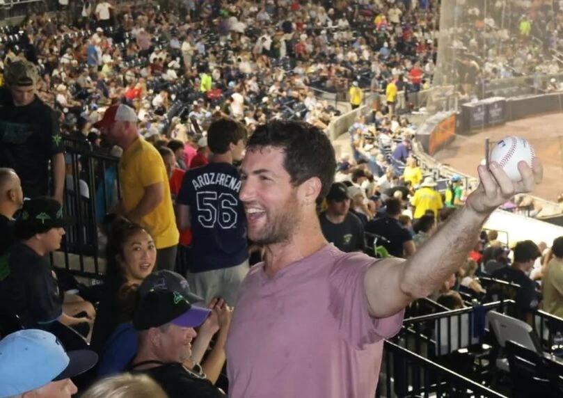 ווינר: שורד השבי שגיא דקל חן תפס את כדור הבייסבול שעף ליציע | צפו