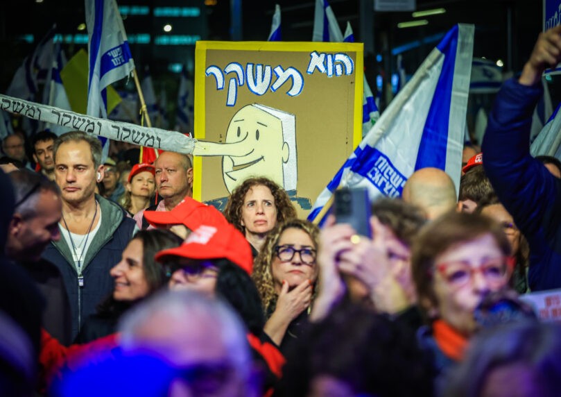 מפגינים הבעירו צמיגים בכביש 1, נהגים נמלטו מהשוליים | צפו