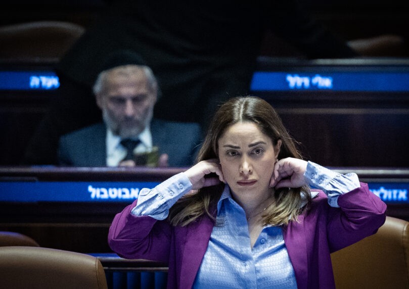 לאחר הטענות נגדה: אמה של השרה מאי גולן התייצבה שוב לחקירה