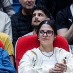 בעל בית הקפה מנסה להסביר את היחס המשפיל לשורדת דניאלה גלבוע