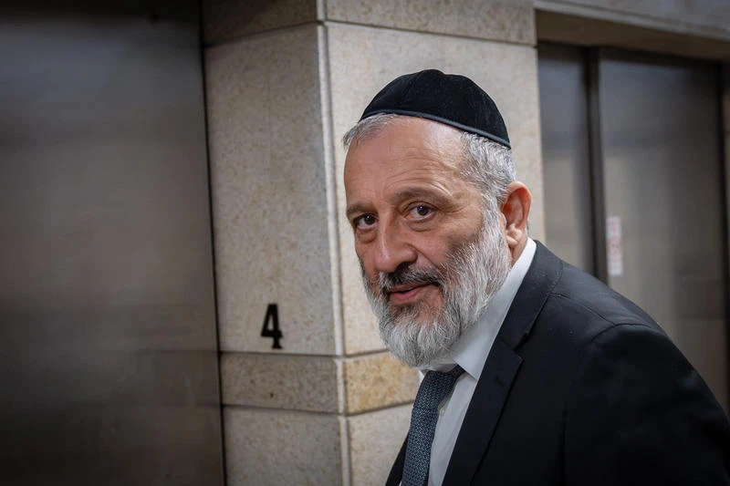 כדי להפעיל לחץ: ש"ס פורשת מהתפקידים הקואליציוניים