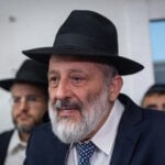 דרעי חיזק את העצורים החרדים בכלא 10: "נפעל לשחרורכם"