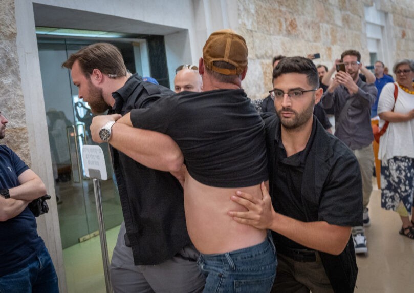 "מופע אימה של בריונות": משפחות שכולות הוצאו מאולם בית המשפט