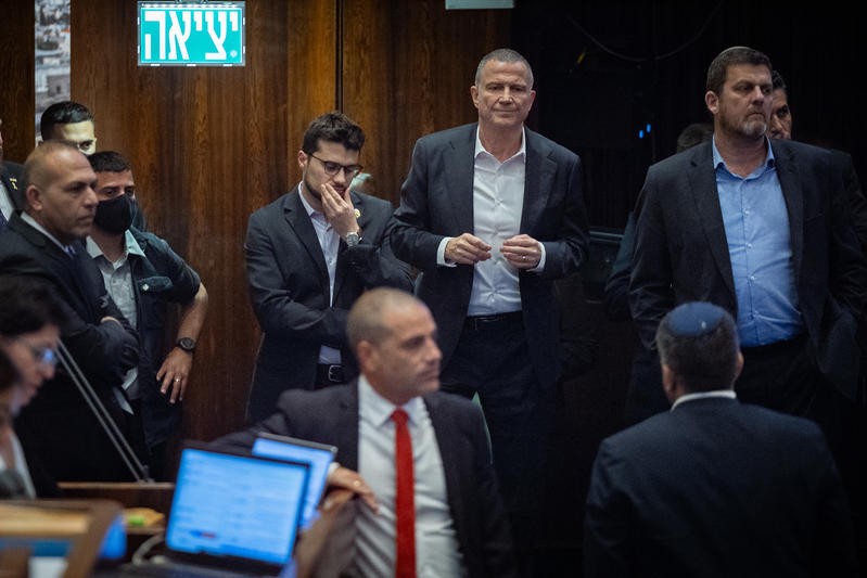 ללא מנצחים: קרב הגרסאות בין יולי אדלשטיין לבין החרדים