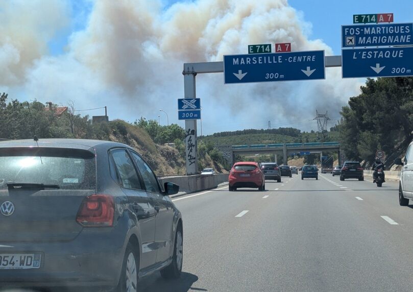 שריפת ענק בעיר מרסיי שבצרפת: נמל התעופה נסגר זמנית