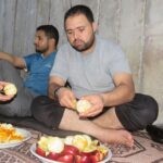 בשר, ירקות ועוגה לקינוח: מחבלי חמאס סועדים במנהרות | צפו