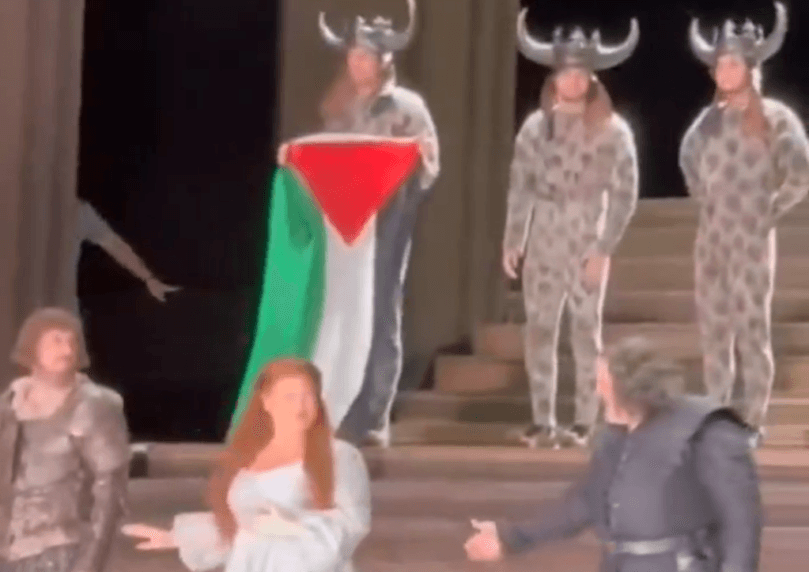 שחקן הניף את דגל אש"ף על בימת בית האופרה המלכותית בלונדון