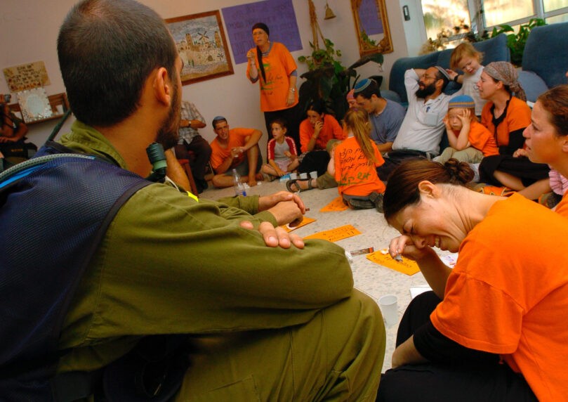 צפו: כך דובר צה"ל שטף את המוח נגד המתיישבים בתקופת ההתנתקות