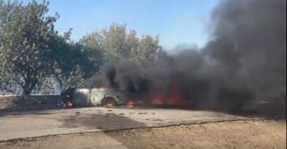 שריפה פרצה בנחל קיבוצים: מטיילים פונו, 3 רכבים עלו באש