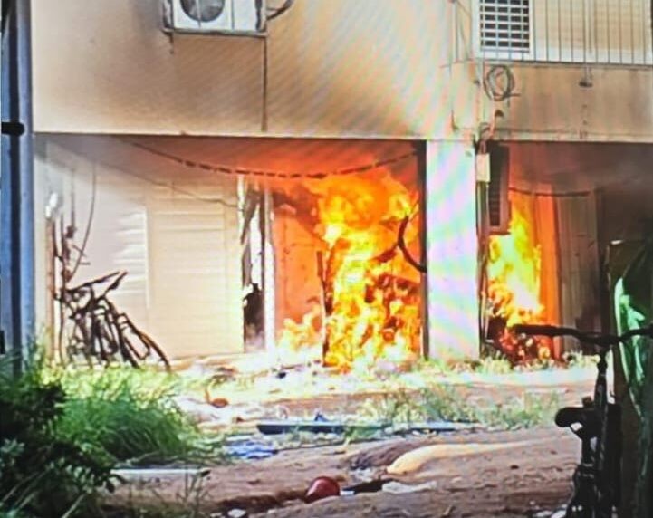 שריפה פרצה בבניין מגורים בבני ברק: כוחות כיבוי פועלים במקום
