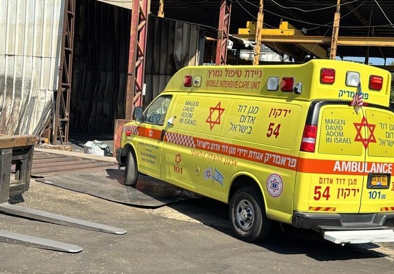 טרגדיה בפתח תקווה: פועל נהרג מפגיעת חפץ כבד במהלך עבודתו