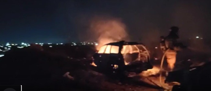 חשד לפיגוע הצתה בבת עין: ערבים ירו באוויר, 2 רכבים נשרפו